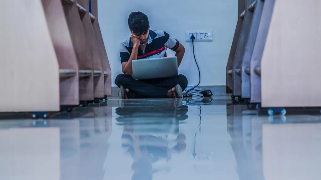 Foto ilustrativa: una persona leyendo en una computadora