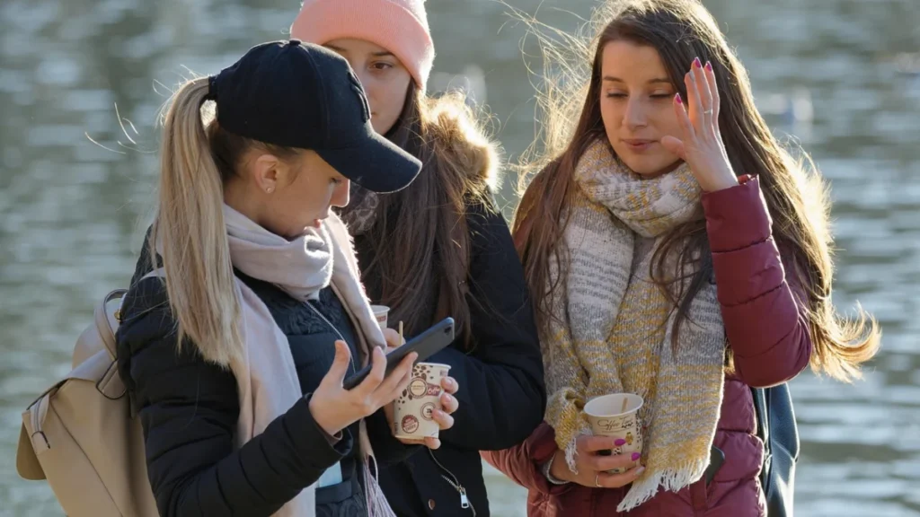 Foto ilustrativa: una persona hablando con su celular