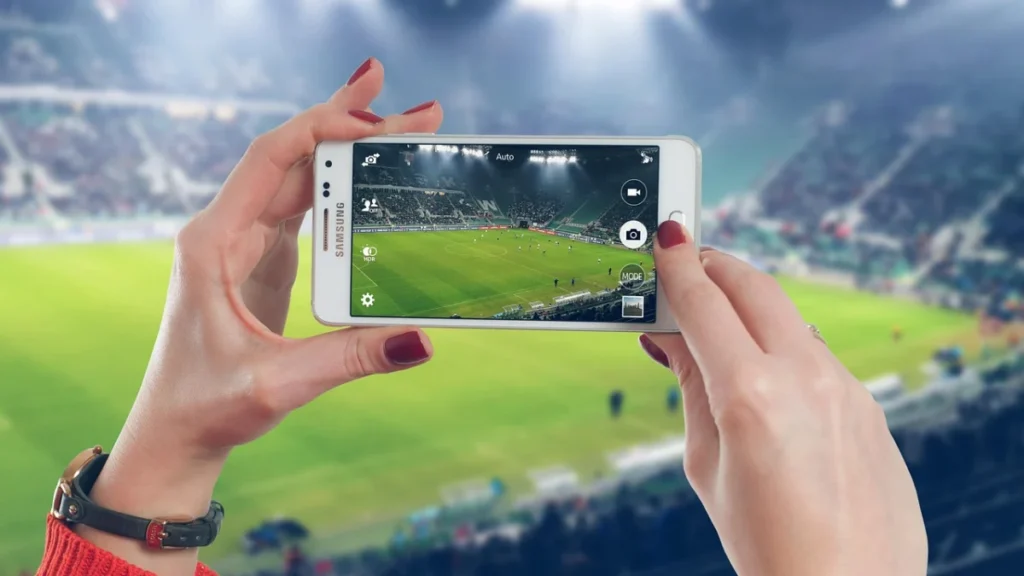 Foto ilustrativa: unas manos sosteniendo un celular