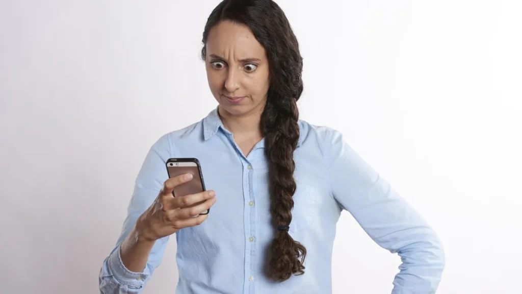 Foto ilustrativa: una persona mirando un celular