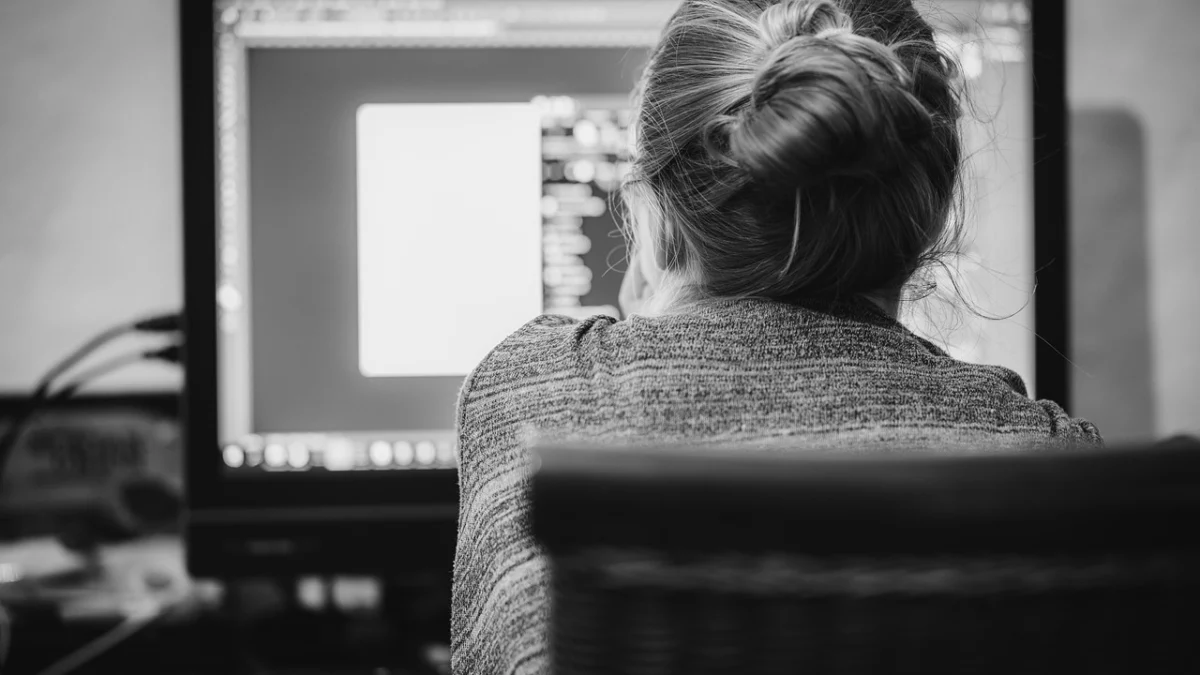 Cómo ajustar el volumen y el brillo en la computadora