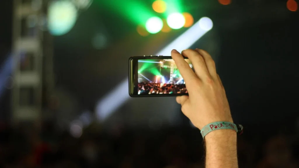 Foto ilustrativa: un celular con fotos para compartir
