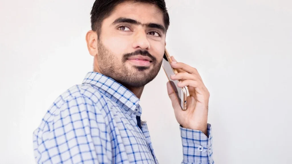 Foto ilustrativa: personas de una familia usando un celular