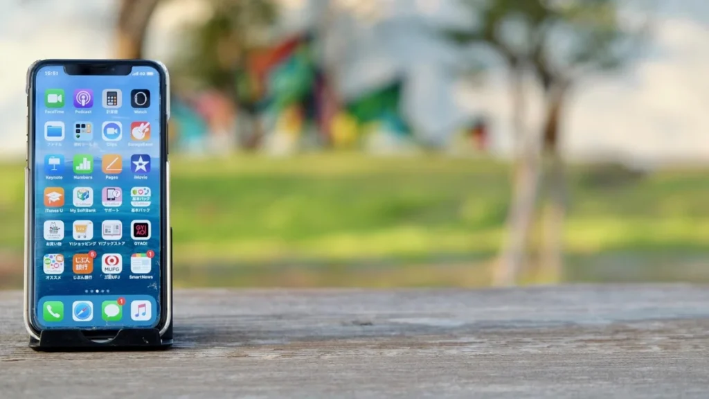 Foto ilustrativa: un celular sobre una mesa