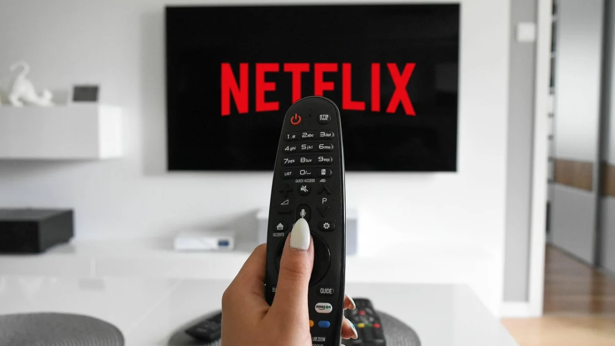 Cómo encender la televisión y cambiar de canal con el mando