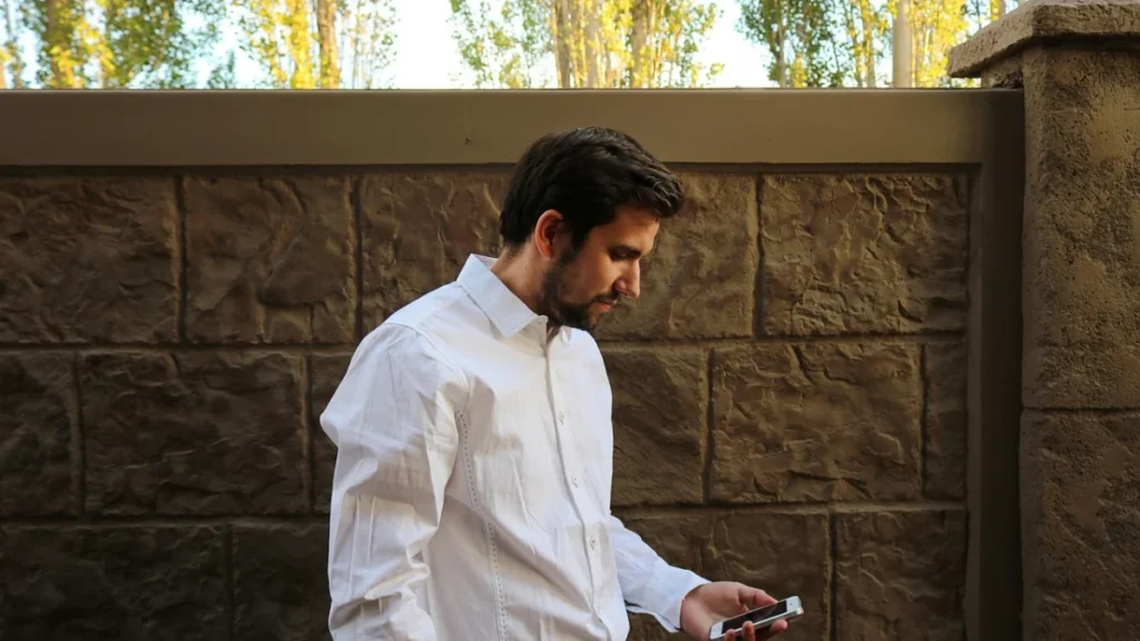 Foto ilustrativa: una persona escribiendo en el celular