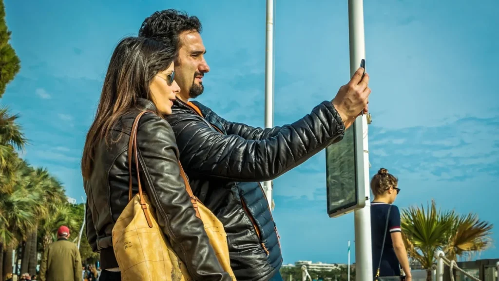 Foto ilustrativa: una persona mirando fotos en un celular