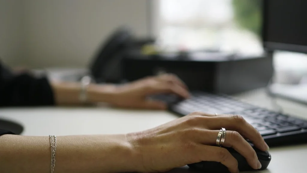 Foto ilustrativa: unas manos escribiendo en un teclado