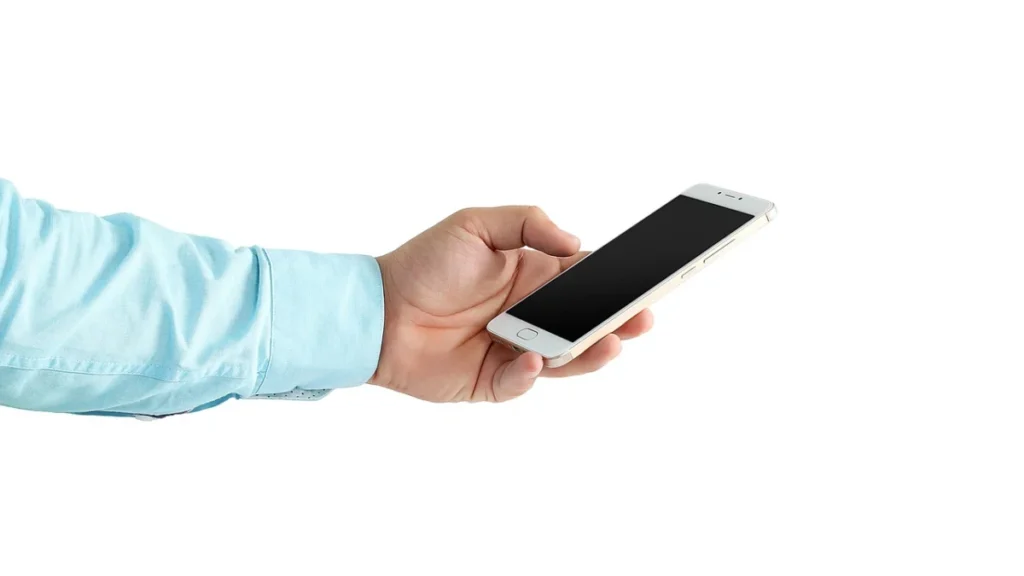 Foto ilustrativa: un celular con una aplicación de mensajes