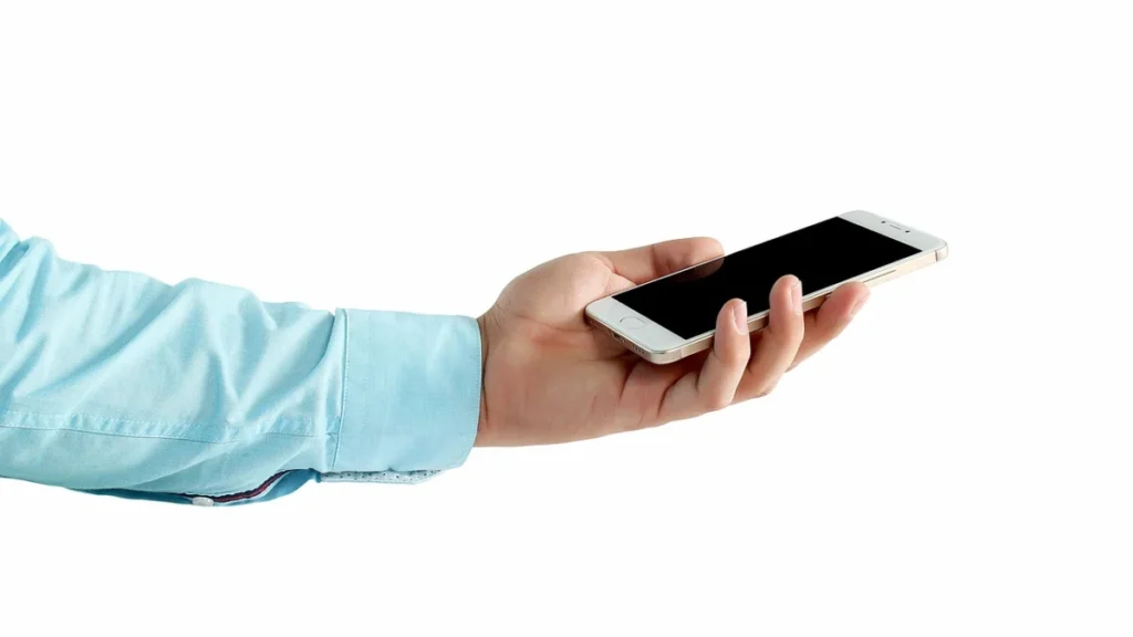 Foto ilustrativa: unas manos sosteniendo un celular