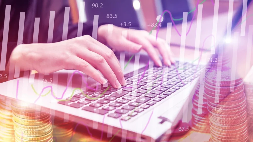 Foto ilustrativa: una persona usando una computadora portátil