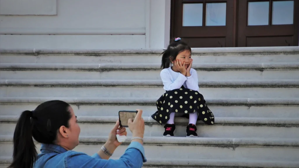 Foto ilustrativa: personas mirando juntas un celular
