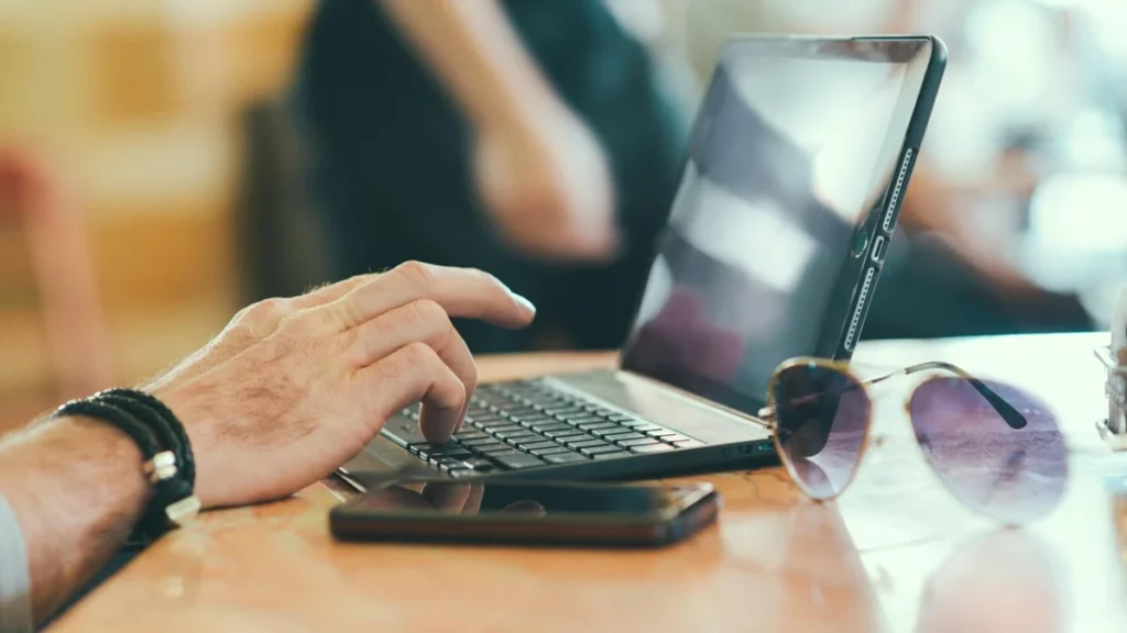 Foto ilustrativa: unas manos escribiendo en una computadora portátil