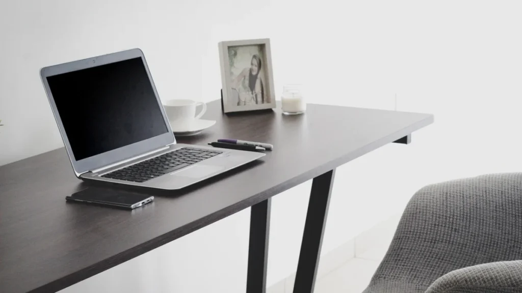 Foto ilustrativa: un celular sobre una mesa
