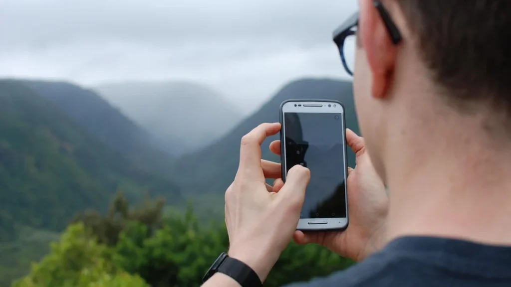 Foto ilustrativa: una persona fotografiando con el celular