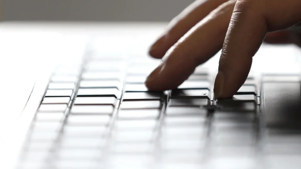 Foto ilustrativa: unas manos escribiendo en un teclado