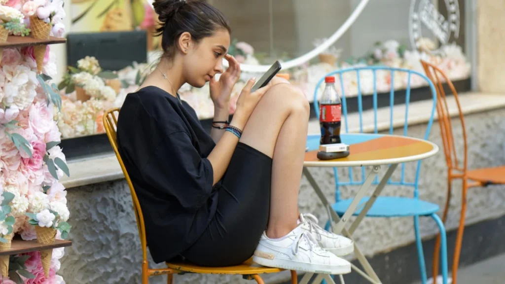Foto ilustrativa: una persona usando el celular en público