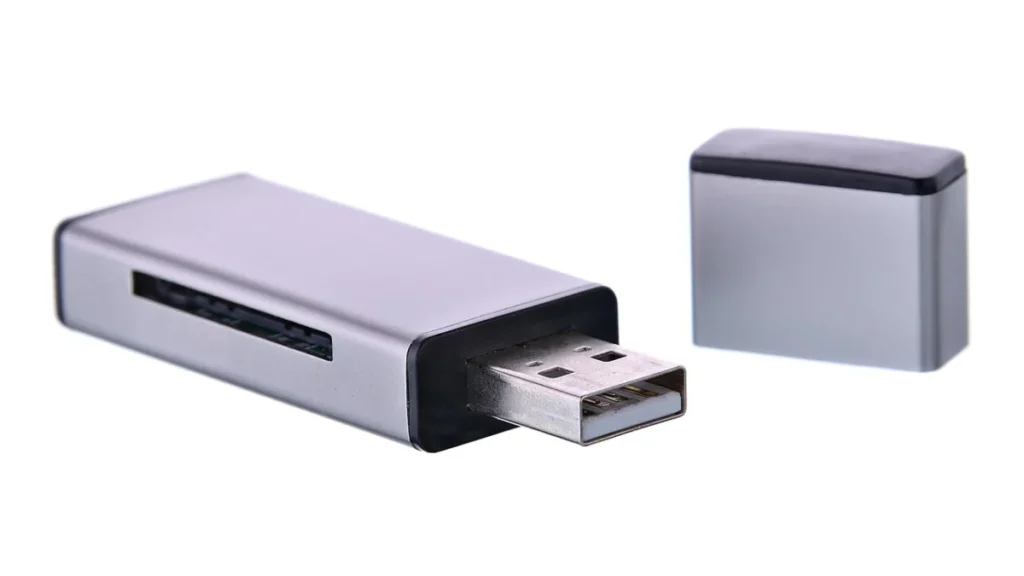 Foto ilustrativa: una pequeña memoria USB