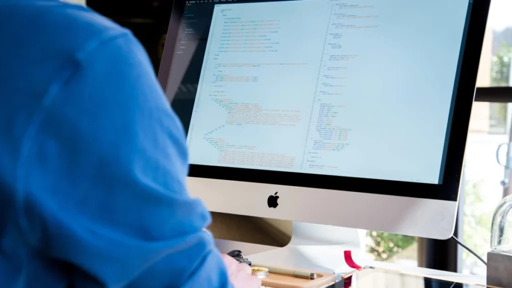 Foto ilustrativa: una pantalla de computadora sobre un escritorio