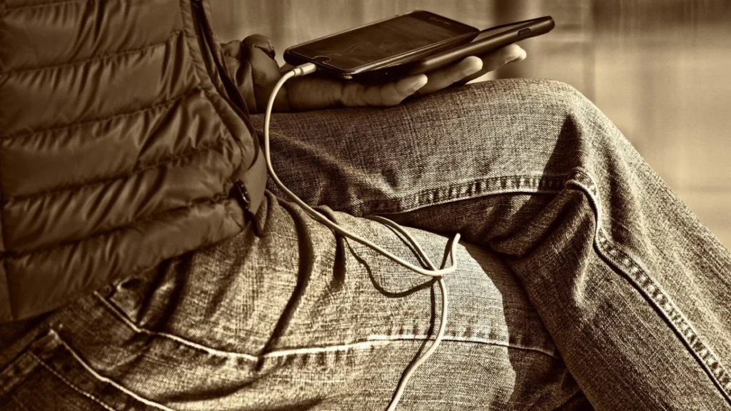 Foto ilustrativa: una persona sosteniendo un celular