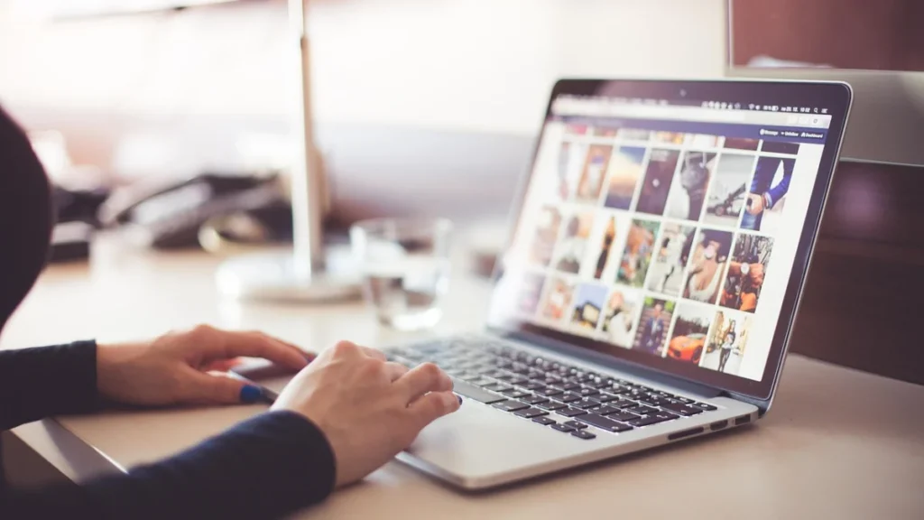 Foto ilustrativa: unas manos escribiendo en una computadora